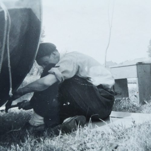 006b Voor een reparatie trok Heit de tjotter op de wal