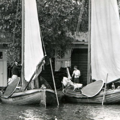 011 Twee Friese jachten - Reiddomp II links en De Oude liefde rechts