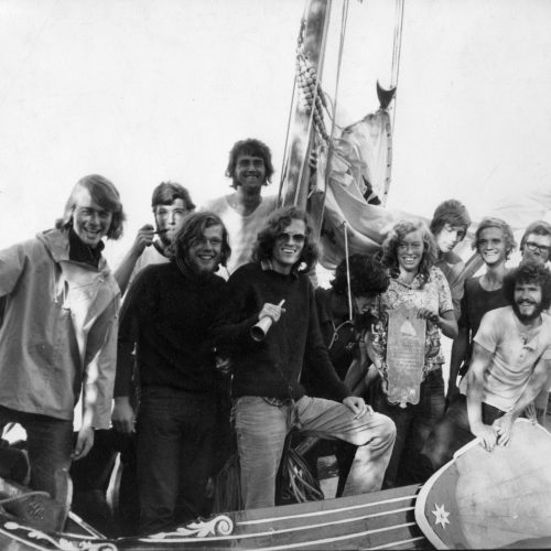 020 Instructeurs in de Friso met eerste prijs Admiraalzeilen - vierde van rechts is Rob van Roessel - Jikkie Piersma houdt het wan